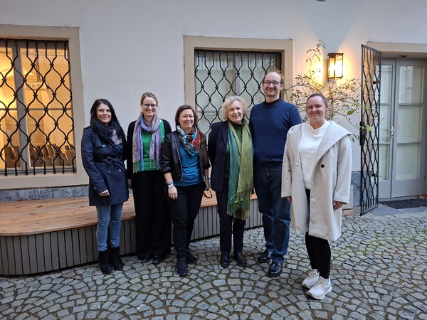 © MUSIS, Der neue MUSIS-Vorstand v.l.n.r. Katrin Knaß-Roßmann (Kassierin), Stefanie Plut (Schriftführerin-Stv.), Ursula Pintz (Obfrau-Stv.), Anja Weisi Michelitsch (Obfrau), Philipp Odelga (Kassierin-Stv.), Karin Riedl (Schriftführerin)