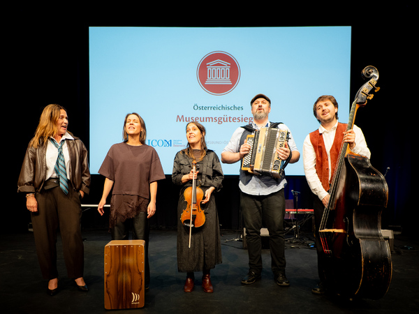 Die wunderbare Band IDEMO umrahmte die Feier musikalisch. Links im Bild: Die Direktorin des Burgenländischen Landesmuseums Margit Fröhlich © Andreas Hafenscher Photography