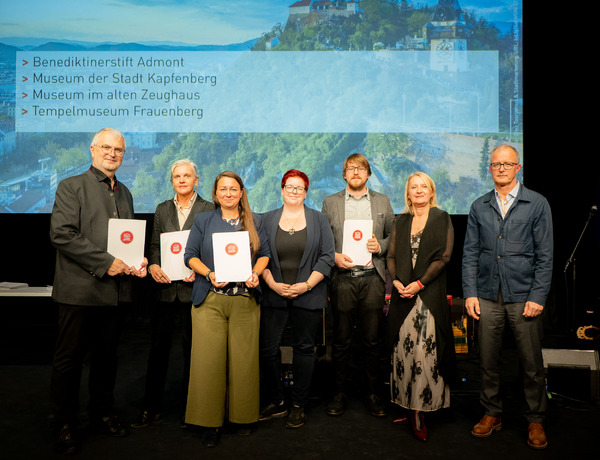 Verlängerungsurkunden für Beatrix Vrecar - Museum im alten Zeughaus in Bad Radkersburg, Ursula Pintz und Marlene Weinzettl - Tempelmuseum Frauenberg, Michael Richter-Grall - Benediktinerstift Admont. Ganz links der Vorsitzende der Gütesiegel-Jury Heimo Kaindl, rechts Präsidentin ICOM Österreich Johanna Schwanberg und Präsident Museumsbund Österreich Matthias Beitl © Andreas Hafenscher Photography