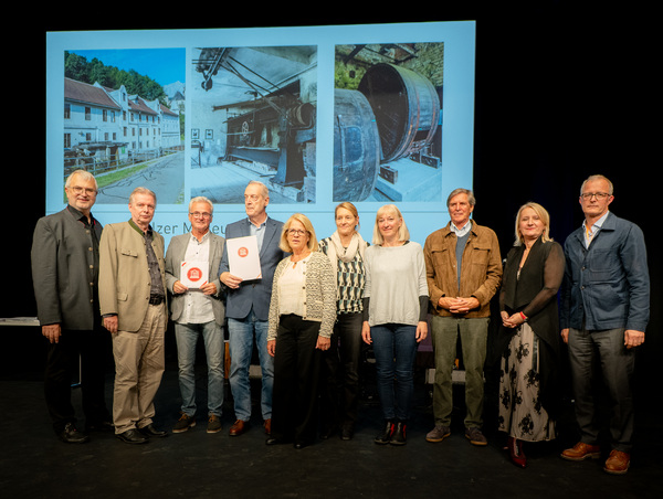 Alexander Hammer und Andreas Krug nahmen mit fünf weiteren ehrenamtlichen Mitarbeiter:innen die Urkunde entgegen. Ganz links der Vorsitzende der Gütesiegel-Jury Heimo Kaindl, rechts Präsidentin ICOM Österreich Johanna Schwanberg und Präsident Museumsbund Österreich Matthias Beitl © Andreas Hafenscher Photography