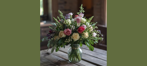 Ein Blumenstrauß auf einem Holztisch