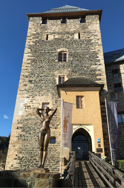 Zugbrücke und Skulptur vor Burg Deutschlandsberg
