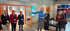 Eine Gruppe von Menschen bei einer Führung im Museum