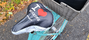 Ein Fahrrad mit einem Sattelschutz auf dem "I love Museums" steht.