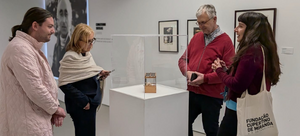 Mehrere Menschen stehen um eine Museumsvitrine.